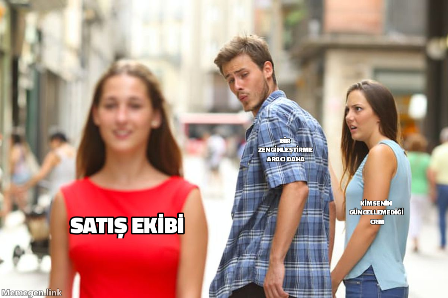 Distracted Boyfriend meme: satış ekibi bir zenginleştirme aracı daha eklerken kimsenin güncellemediği CRM'i görmezden geliyor.